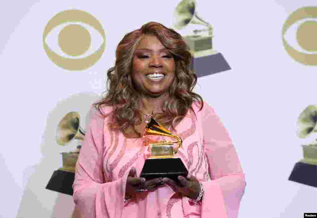 گوریا گینور کو ان کی البم ٹیسٹی مونی کے لیے بیسٹ روٹس گوسپل ایوارڈ دیا گیا۔