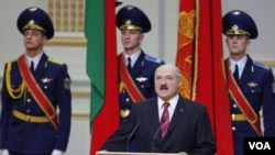 Presiden Alexander Lukashenko saat melakukan sumpah jabatan di ibukota Minsk, Jumat 21 Januari 2011.