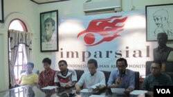 Koalisi Masyarakat Sipil Anti Hukuman Mati dalam konferensi pers di kantor Imparsial Rabu (11/5) mendesak pemerintah untuk meninjau ulang hukuman mati. (Foto: VOA/Fathiyah Wardah)