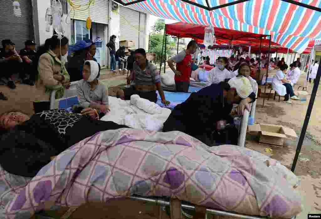 Zəlzələ zamanı evləri dağılan Vunnan vilayəti sakinləri çadırlara yerləşdirilib - 4 avqust, 2014 &nbsp;