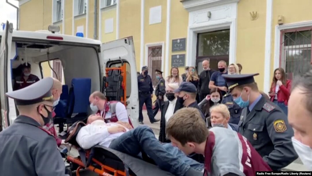 Gambar diam yang diambil dari rekaman video menunjukkan tahanan Belarus Stepan Latypov, yang ditangkap saat protes massal pada tahun 2020, melakukan percobaan bunuh diri di Minsk, Belarus 1 Juni 2021. (Foto: Radio Free Europe/Radio Liberty via REUTERS)