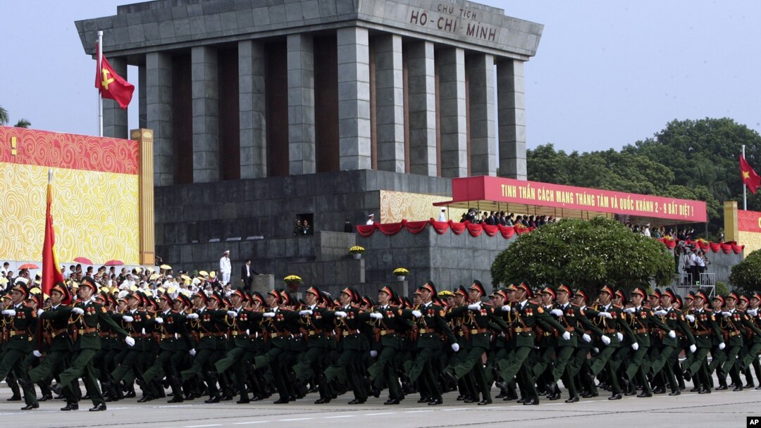 Cuộc diễu binh với sự tham dự của 30.000 người khởi sự trước lăng HCM, ngày 2/9/2015.