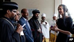 Penasihat senior Gedung Putih, Ivanka Trump (kanan), di Katedral Trinitas Suci di Addis Ababa, Ethiopia, untuk menghormati korban jatuhnya pesawat milik maskapai Ethiopian Airlines, Minggu (15/4) 