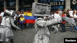 Miembros de organizaciones de prensa independientes protestan en las calles de Venezuela los ataques contra la prensa [Foto: Archivo].