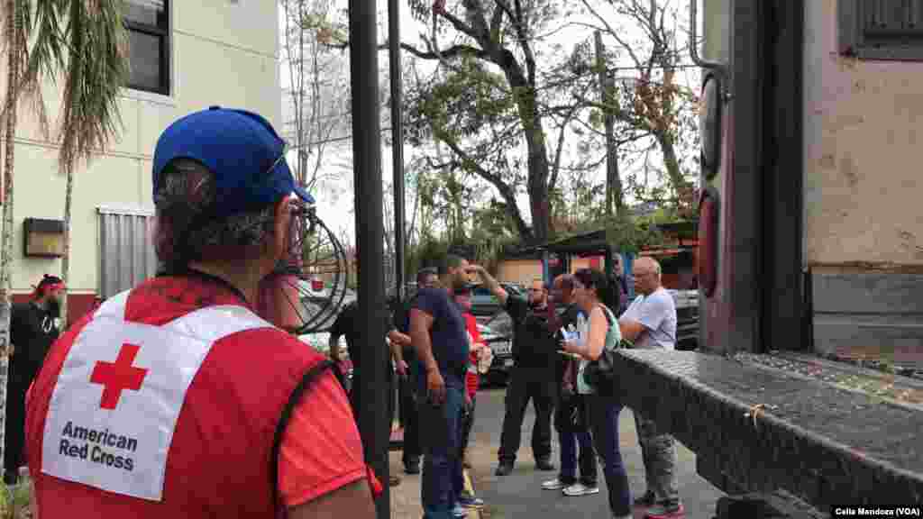 Voluntarios de la Cruz Roja llevan donaciones a los residents de Ciales, Puerto Rico. Octubre, 1, 2017. (VOA/Celia Mendoza)