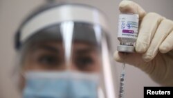 Seorang petugas medis mengisi jarum suntik dengan vaksin AstraZeneca, 16 Maret 2021. (Foto: REUTERS/Irakli Gedenidze)