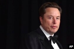 Elon Musk tiba di Acara Penghargaan Breakthrough ke-10 di Academy Museum of Motion Pictures di Los Angeles, 13 April 2024. (Foto: AP)