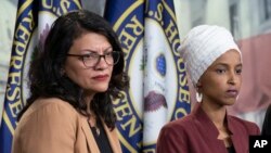 라시다 탈리브 민주당 의원과 일한 오마르 민주당 의원. 