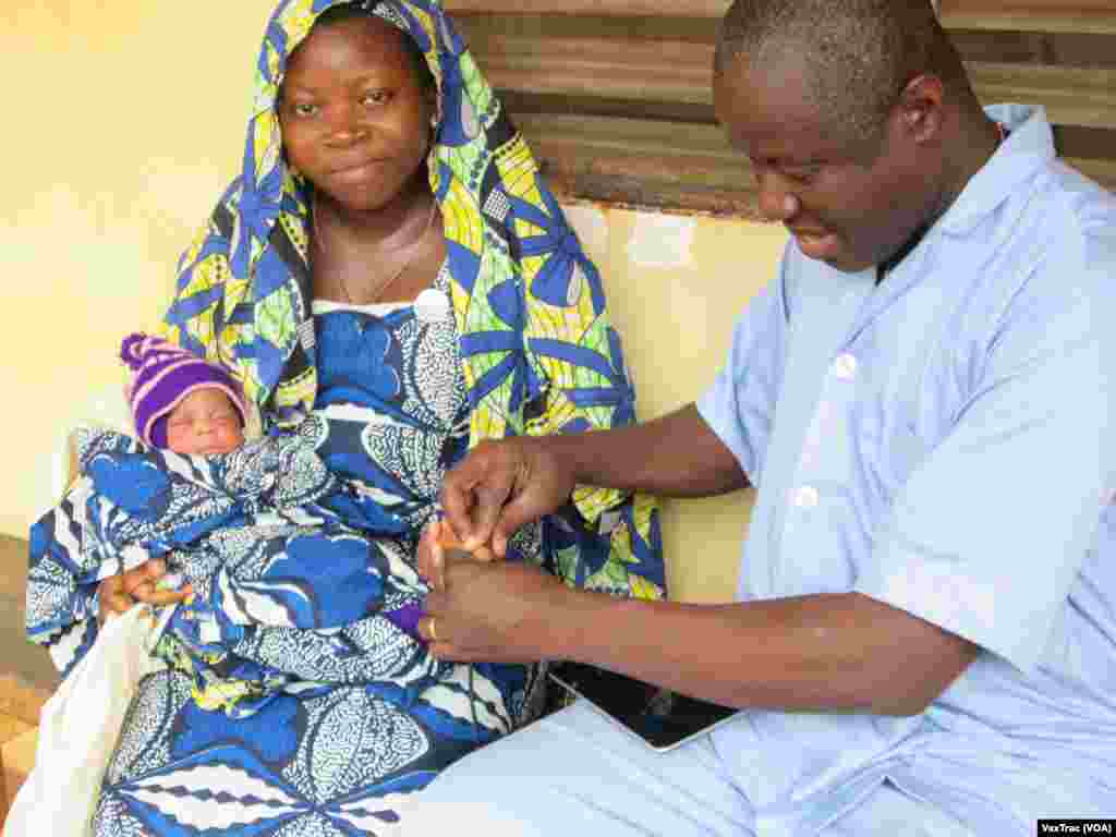 A portable scanner is used to scan a mother&rsquo;s thumb which can also help track her baby. (VaxTrac) 