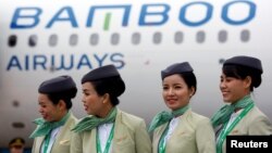 Phi hành đoàn của hãng hàng không Bamboo Airways trước một chuyến bay tại sân bay Nội Bài ở Hà Nội hôm 16/1/2019. Hãng chuẩn bị ký kết thoả thuận trị giá 2 tỷ USD mua động cơ của tập đoàn GE của Mỹ.