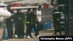 L'attaquant brésilien du Paris Saint-Germain, Neymar, débarque d'un jet privé sur le tarmac de l'aéroport du Bourget près de Paris le 4 mai 2018.