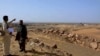 Pejabat setempat mengunjungi lokasi pertambangan emas dan tembaga di Distrik Reko Diq, Provinsi Balochistan, Pakistan, pada 18 Maret 2017. (Foto: AP/Naseem James)