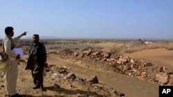 Pejabat setempat mengunjungi lokasi pertambangan emas dan tembaga di Distrik Reko Diq, Provinsi Balochistan, Pakistan, pada 18 Maret 2017. (Foto: AP/Naseem James)