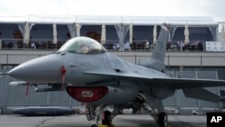 Українські пілоти можуть в жовтні розпочати навчання в Аризоні. Архівне фото: Літак ВПС США F-16 на виставці, 2023 рік. Франція