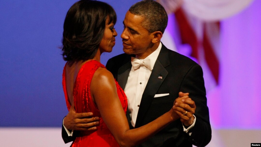 Ibu negara Michelle Obama memakai gaun rancangan desainer AS Jason Wu dalam pesta dansa inaugurasi (21/1). 