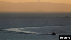 Un navire de la marine israélienne navigue dans la mer Méditerranée près de la frontière avec le Liban, le 16 décembre 2013.