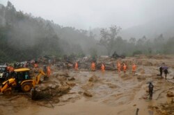 Tim penyelamat melakukan pencarian korban di lokasi yang terkena tanah longsor yang dipicu oleh hujan lebat di distrik Idukki, di negara bagian Kerala, India selatan, Jumat, 7 Agustus 2020.