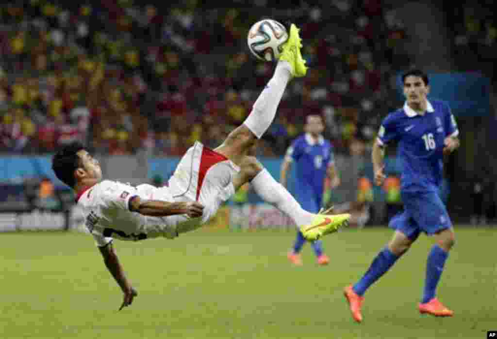 Costa Rica's Giancarlo Gonzalez kicks the ball during the World Cup round of 16 soccer match between Costa Rica and Greece at the Arena Pernambuco in Recife, Brazil, Sunday, June 29, 2014. (AP Photo/Andrew Medichini)