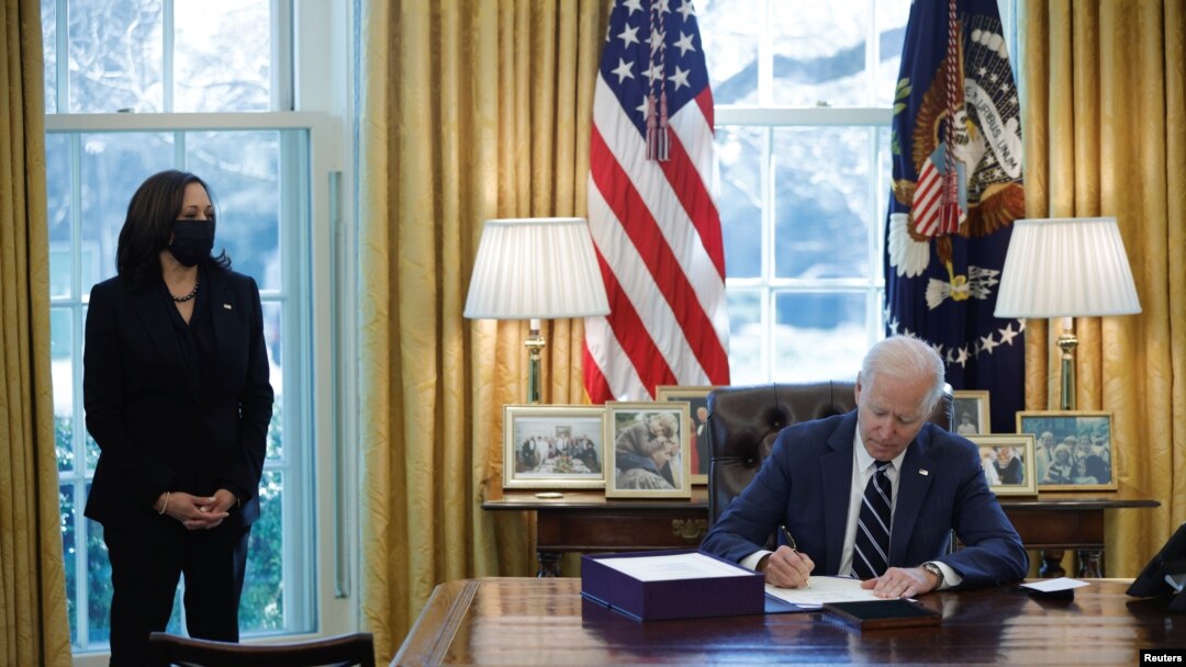 Perezida wa Amerika, Joe Biden asinya itegeko ry'amafaranga afasha abanyagihugu kubera basinzikajwe na COVID-19. White House i Washington, kw'italiki ya 11/03/2021