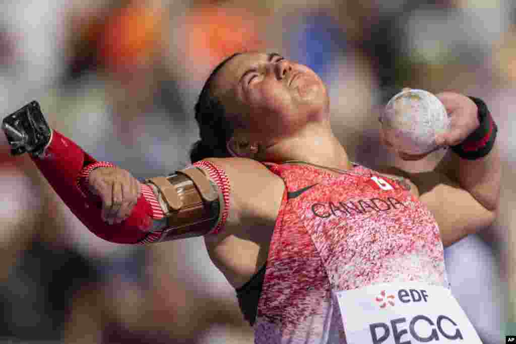 Atlet Kanada, Katie Pegg, asal Kanada, berkompetisi di Final Tolak Peluru Putri F46, di stadion Stade de France, selama Paralimpiade 2024 di Paris, Prancis.