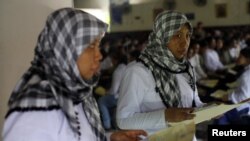 Pekerja migran Indonesia yang hendak pergi ke Timur Tengah memegang dokumen di kantor imigrasi Tangerang, Banten. (Foto: Dok)