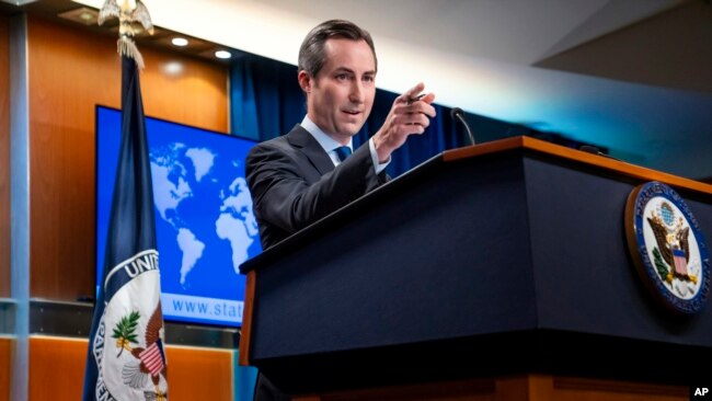 ARCHIVO: El portavoz del Departamento de Estado de EEUU, Matthew Miller, responde preguntas de los reporteros en Washington, DC, el 18 de julio de 2023.