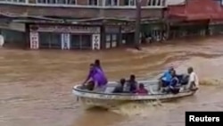 Người dân đi thuyền trong nước lụt tại Ba, Viti Levu, Fiji, ảnh chụp ngày 1/4/2018. (Courtesy - Sanjeet Ram)