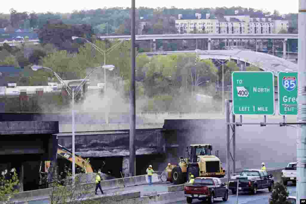 ماموران آتش نشانی در حال مهار آتشی که باعث ریزش یک پل در آتلانتای جورجیا شد.