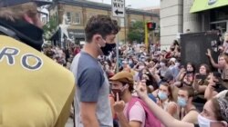 Esta imagen tomada de un video de redes sociales muestra al alcalde de Minneapolis, Jacob Frey, caminando entre manifestantes el 7 de junio de 2020, en Minneapolis, tras la muerte de George Floyd.
