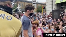 Esta imagen tomada de un video de redes sociales muestra al alcalde de Minneapolis, Jacob Frey, caminando entre manifestantes el 7 de junio de 2020, en Minneapolis, tras la muerte de George Floyd.