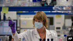 Una técnica de laboratorio trabaja durante una investigación del coronavirus Jansenn Pharmaceutical, subsidiaria de Johnson & Johnson en Beerse, Bélgica, el 17 de junio de 2020.