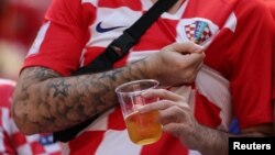 Navijač Hrvatske unosi bezalkoholno pivo na stadion pred meč Hrvatska-Maroko, 23. novembra 2022. 