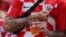 Navijač Hrvatske unosi bezalkoholno pivo na stadion pred meč Hrvatska-Maroko, 23. novembra 2022. 