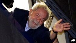 Brazil's former President Luiz Inacio Lula da Silva waves to supporters in front of the metal workers union headquarters in Sao Bernardo do Campo, Brazil, April 5, 2018. Da Silva had been given until Friday afternoon to turn himself in to police in Curitiba and begin serving a sentence of 12 years and one month for a corruption conviction.