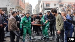 Spasavanje ljudi u Gazi posle izraelskog napada (Foto: Omar AL-QATTAA/AFP)
