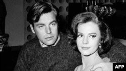 Натали Вуд и ее муж Роберт Вагнер. 1959 год.