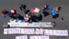 Los manifestantes colocan un cartel frente al Ministerio de Desarrollo Social en Buenos Aires, Argentina, el 10 de noviembre de 2022.
