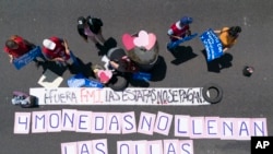 Los manifestantes colocan un cartel frente al Ministerio de Desarrollo Social en Buenos Aires, Argentina, el 10 de noviembre de 2022.
