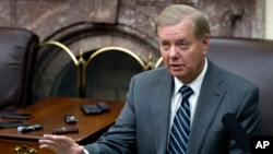 Tư liệu- Thượng nghị sĩ Lindsey Graham nói chuyện với báo giới tại phòng Báo chí Thượng viện, Đồi Capitol, thủ đô Washington, ngày 15 tháng 11 năm 2016. 