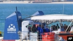 Kapal penyelamat migran, Sea-Watch 3, yang membawa 47 migran berlabuh di pelabuhan Catania di selatan Italia, 31 Januari 2019. 