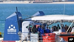 Kapal penyelamat migran, Sea Watch 3, pada foto bertanggal 31 Januari 2019 tampak membawa 47 migran bersandar di dermaga Sicilia, pelabuhan Catania, Italia selatan.