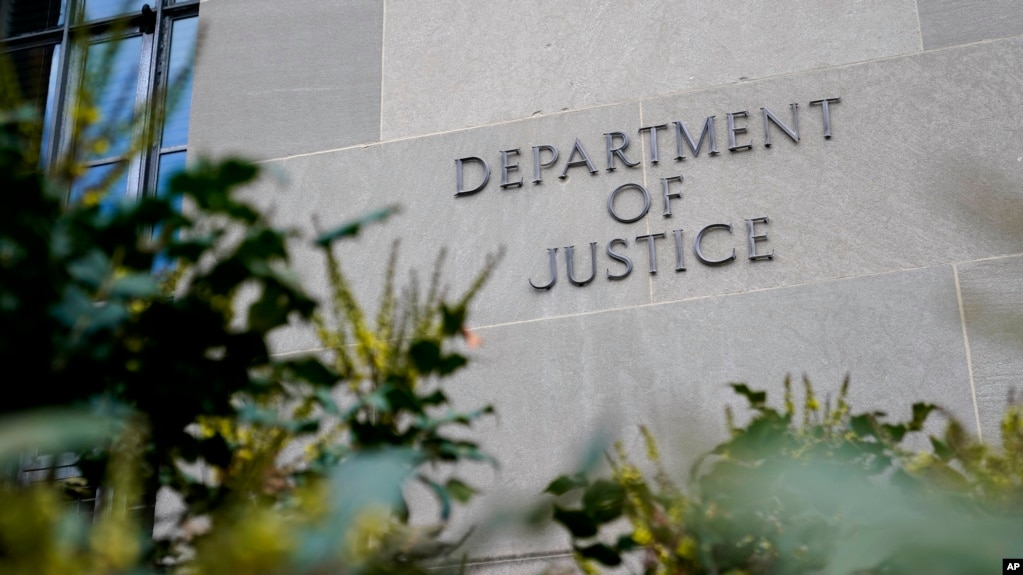 资料照片：美国司法部位于首都华盛顿的大楼入口附近的标识。(photo:VOA)