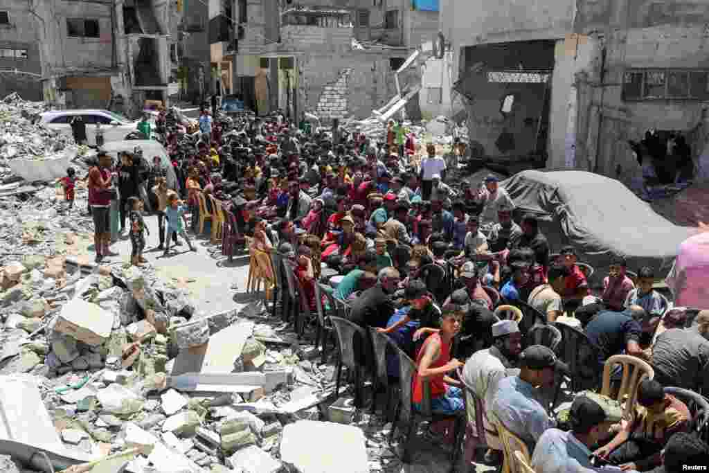 فلسطینیان در صف دریافت غذا در ساحۀ خان یونس در باریکه غزه &nbsp;