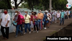 Cientos de nicaragüenses acuden a vacunarse contra el COVID-19. Foto Houston Castillo, VOA.