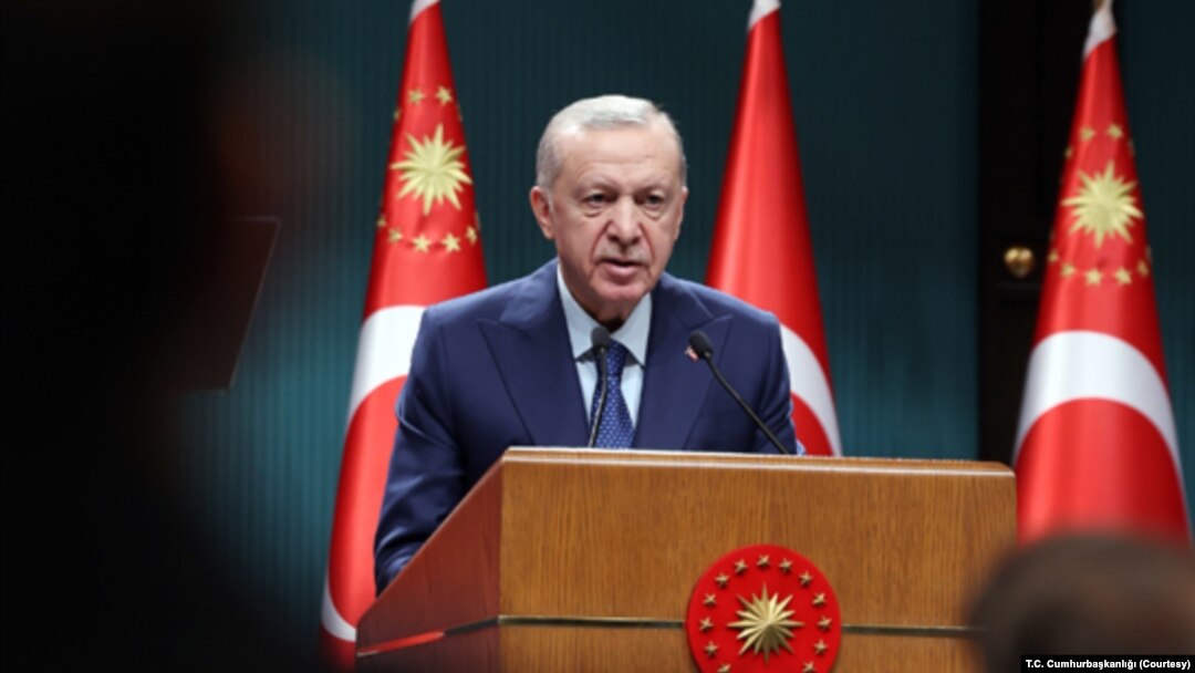 Türkiye’nin bekasını ve güvenliğini koruma noktasında nasıl tavizsiz bir iradeye sahip olduğunu pek çok kez gösterdiğini kaydeden Erdoğan, “İş o radde varırsa yine bir gece ansızın gelebiliriz" dedi.