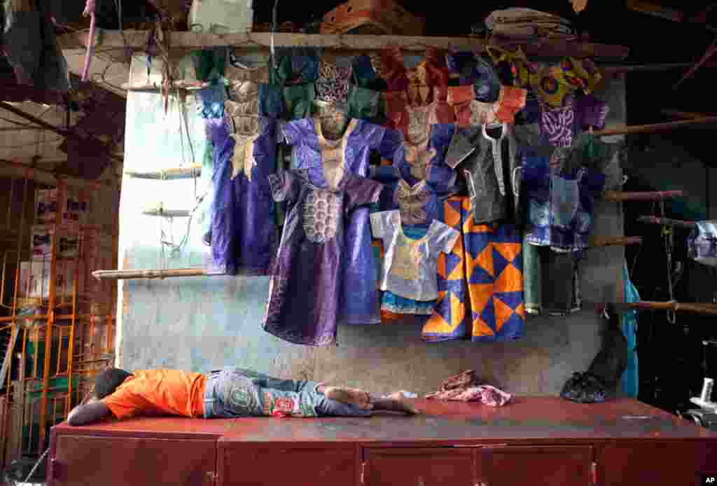 Residents of the capital had held off on purchasing non-essential items, according to vendors at the Grand Market, in Bamako, Mali, March 31, 2012. (AP)