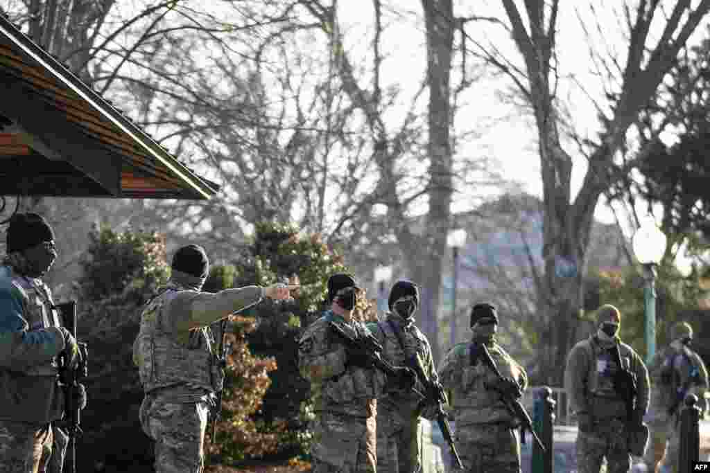 Los miembros de la Guardia Nacional usan m&#225;scaras protectoras en servicio fuera del Capitolio de los Estados Unidos el 4 de marzo de 2021 en Washington, DC.