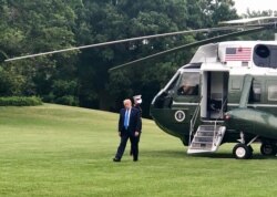 A subdued President Donald Trump walks toward the White House in Washington after visiting injured service members he called heroes at a nearby medical center, July 11, 2020. (Carolyn Presutti/VOA)