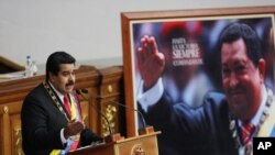 En editorial influyente periódico estadounidense presenta una imagen de Nicolás Maduro que se refugia en el legado de su predecesor Hugo Chávez.