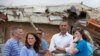 Prezida Barack Obama ariko araba ivyononekaye kw'ishule ntoyi ya Plaza Towers Elementary School bitumwe n'igihuhusi gikomeye cane cabaye mu ndwi iheze, ari kumwe n'abategetsi b'iryo shule, ejo ku musi w'Imana, italiki 26, z'ukwezi kwa gatanu mu mwaka w'2013, mu gisagara ca Moore, mu ntara ya Oklahoma.